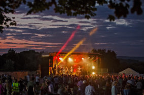 Lingfest 2019 crowd watching the band on stage with the sun setting and red sky in Lingfield ©Brett Butler